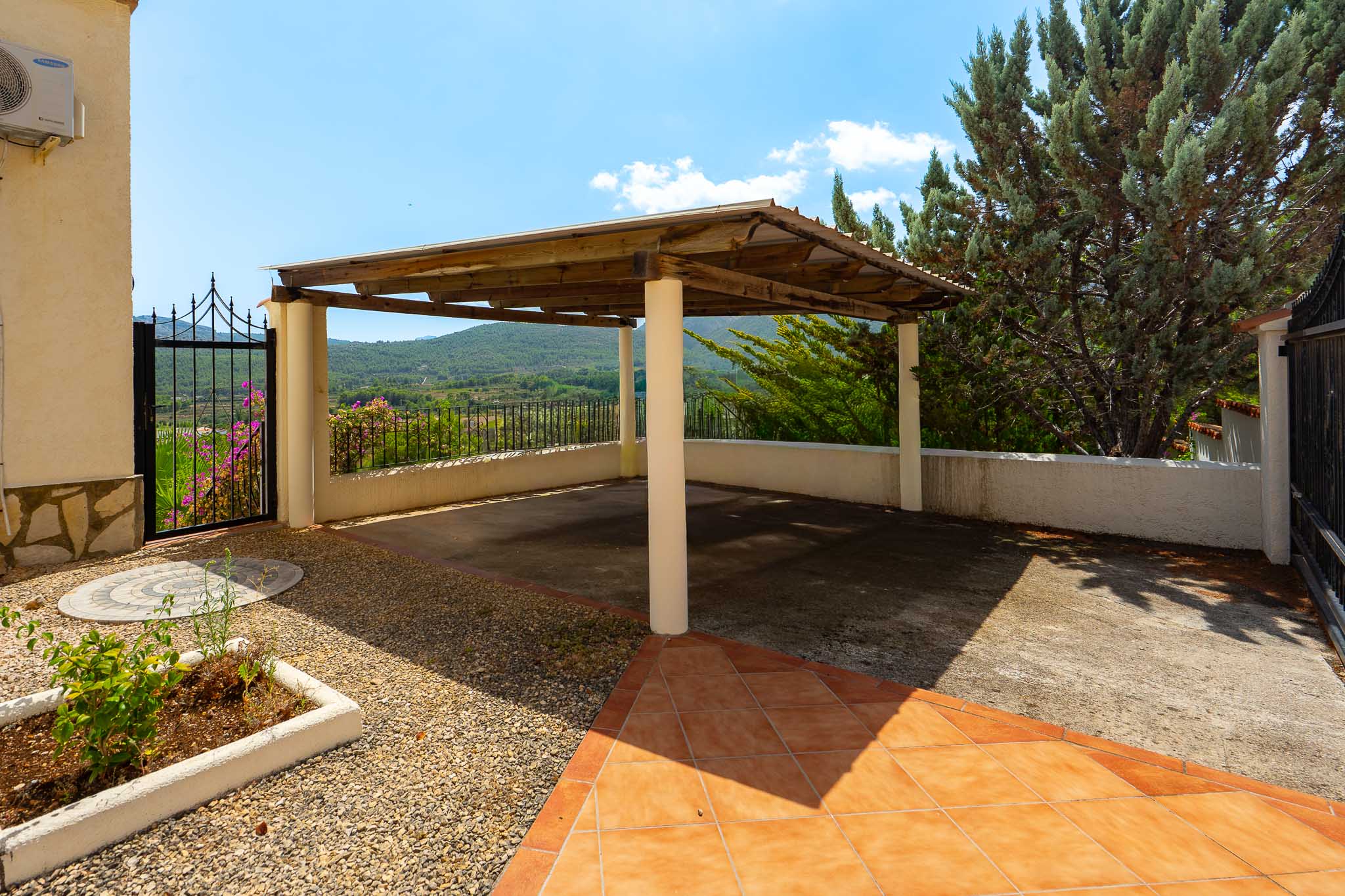 Carport met bergzicht