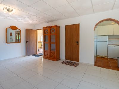 Woonkamer met halfopen keuken