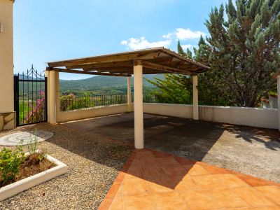 Carport met bergzicht