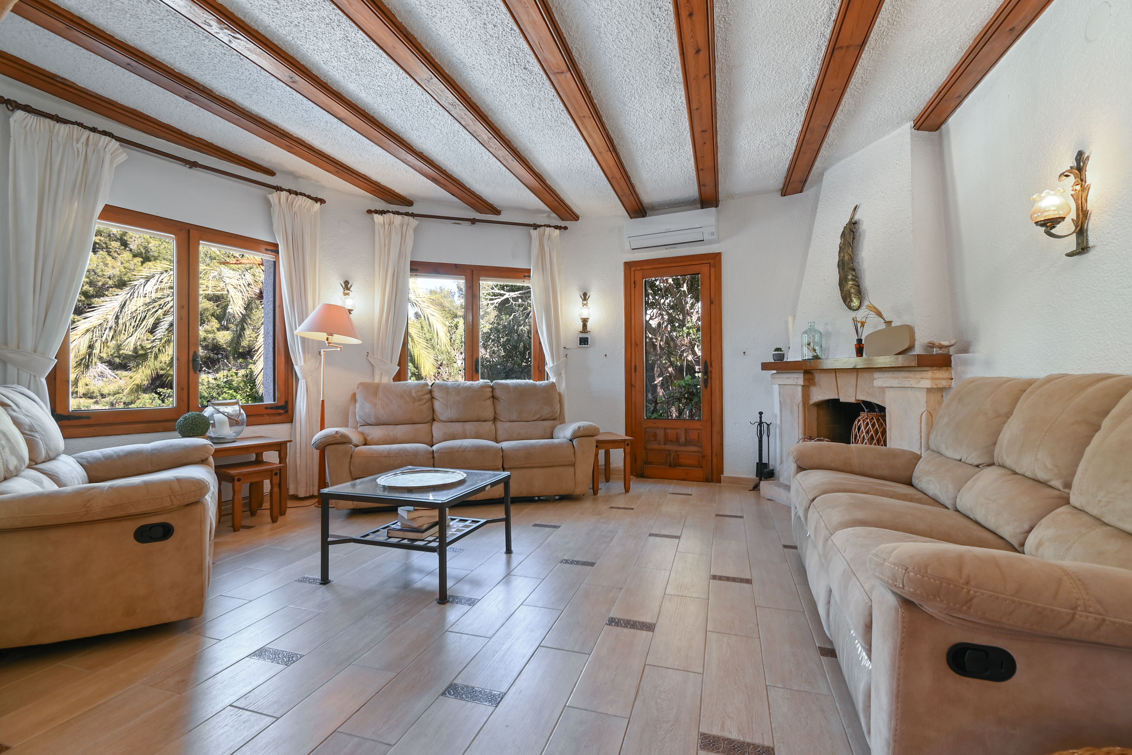 Woonkamer met open haard