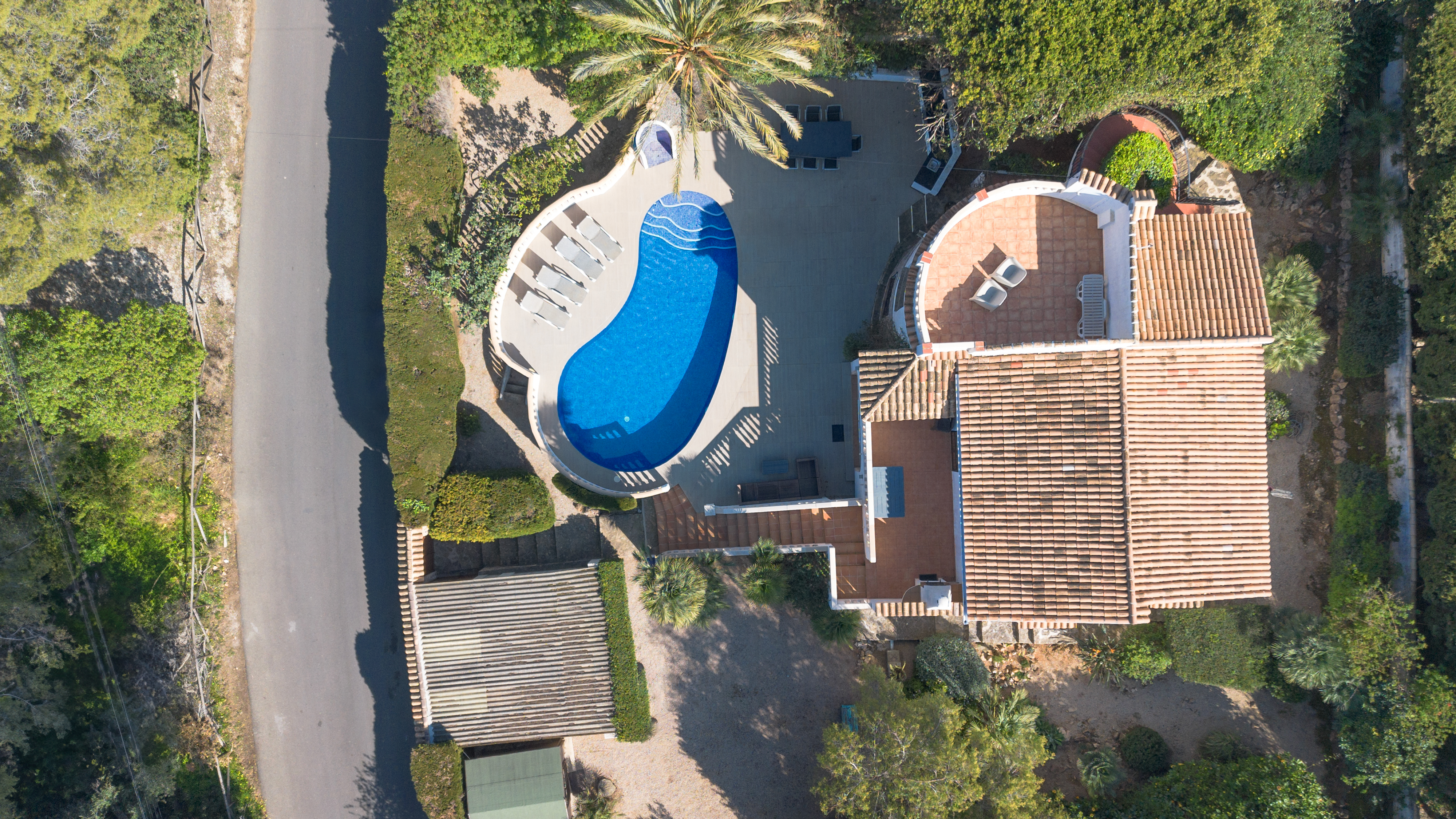 Luchtfoto van de villa met zwembad