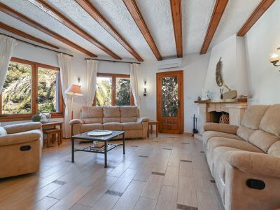 Woonkamer met open haard
