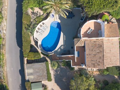 Luchtfoto van de villa met zwembad