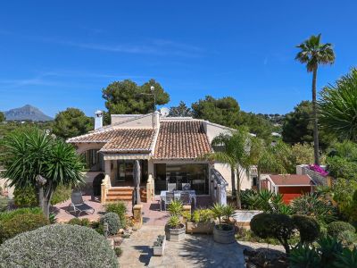 Exterieur van de villa met tuin