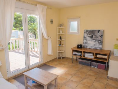 Woonkamer met toegang tot terras