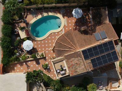 Luchtfoto van de woning met zwembad