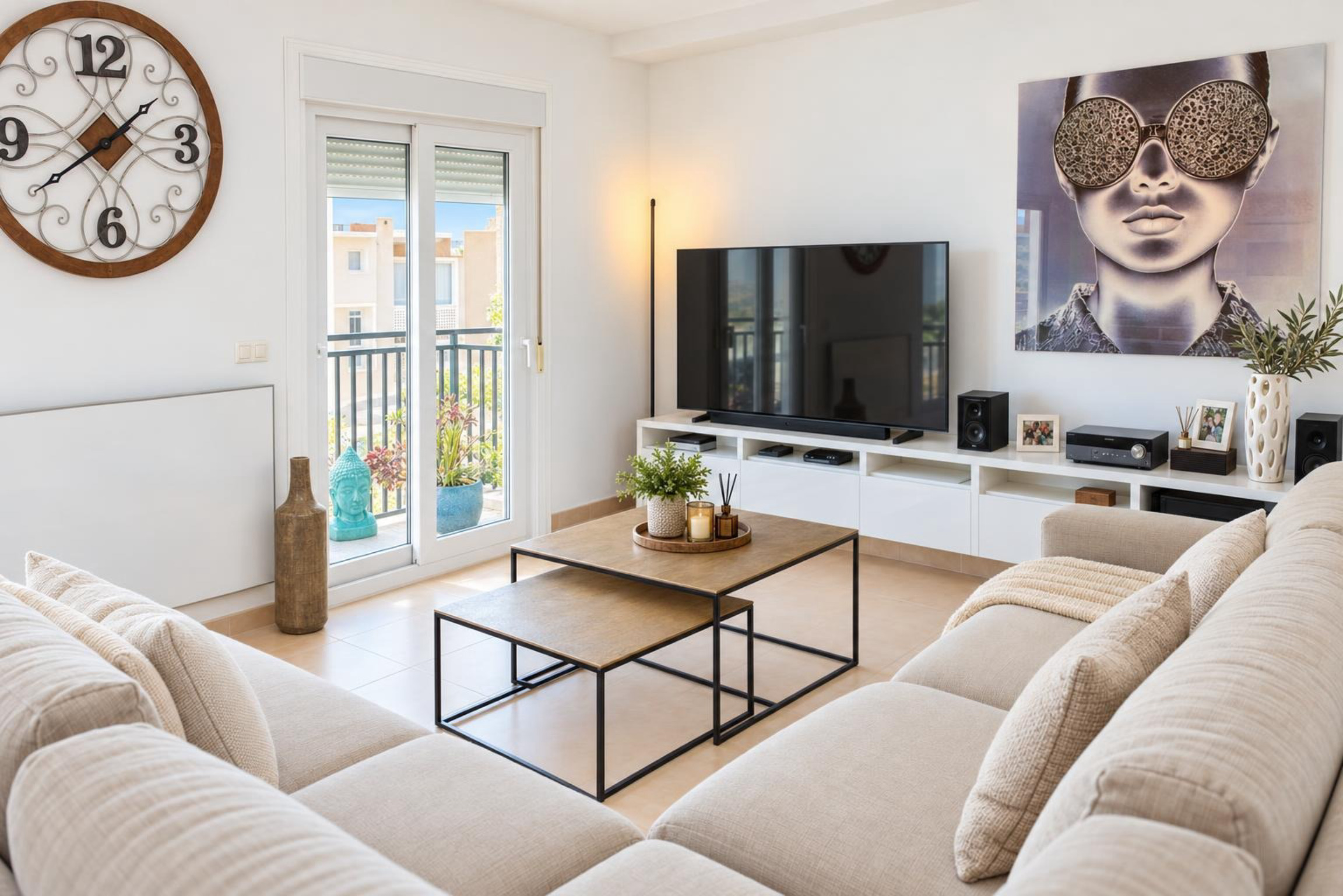 Woonkamer met toegang tot balkon