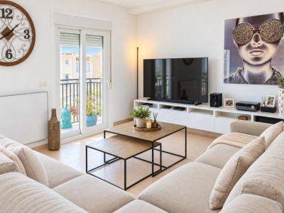 Woonkamer met toegang tot balkon