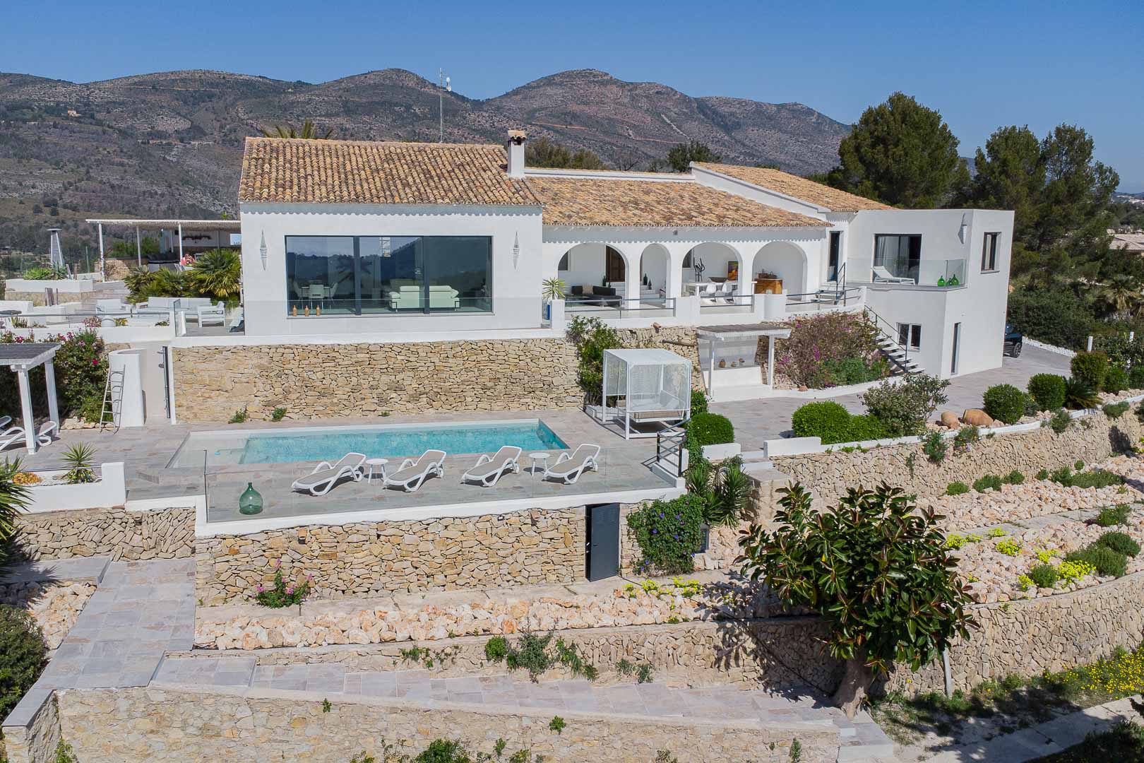 Exterieur van de villa met zwembad
