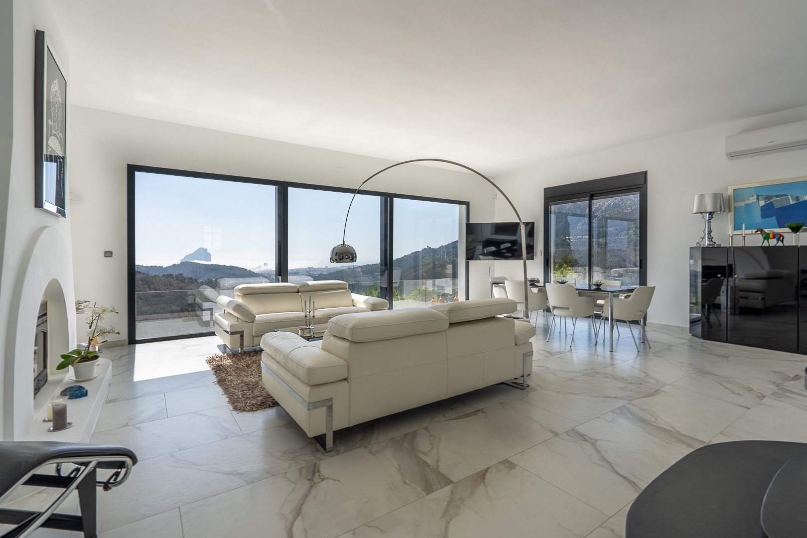 Woon- en eetkamer met panoramisch uitzicht