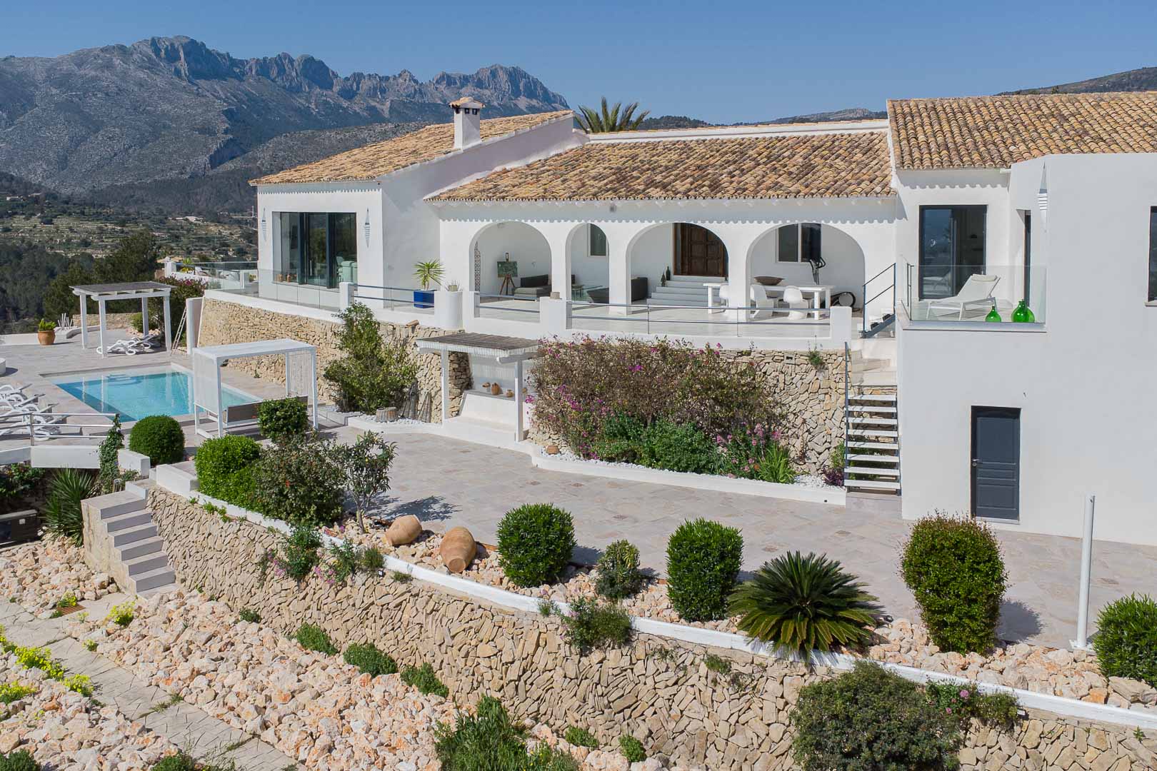 Exterieur van de villa met terrassen