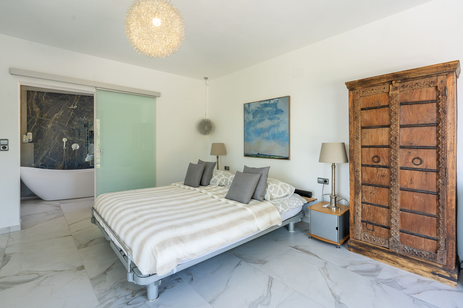 Slaapkamer met en-suite badkamer