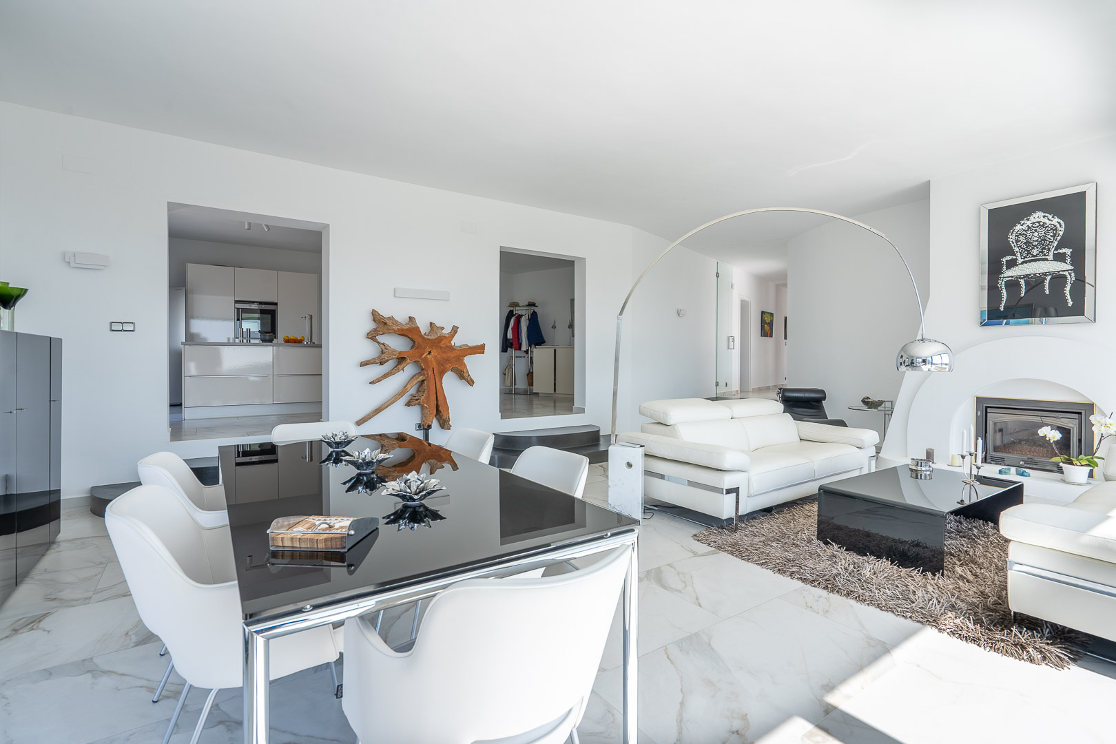 Woon- en eetkamer met open haard