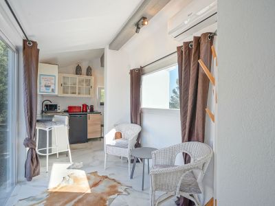 Woonkamer en keuken in het gastenverblijf