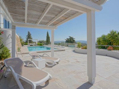 Terras met pergola en zwembad