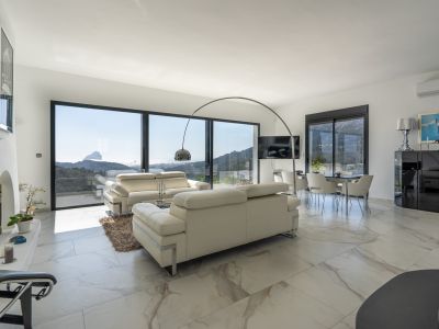 Woon- en eetkamer met panoramisch uitzicht