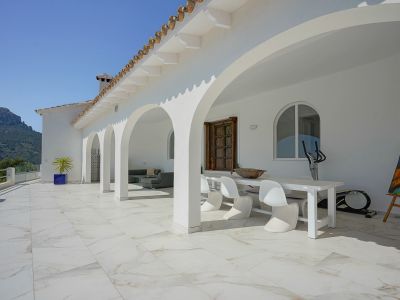 Overdekt terras met bergzicht