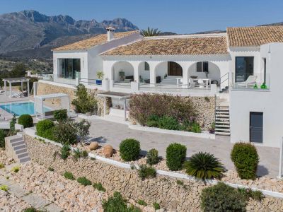 Exterieur van de villa met terrassen