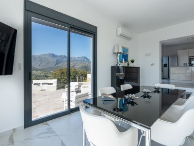 Eetkamer met uitzicht op de bergen