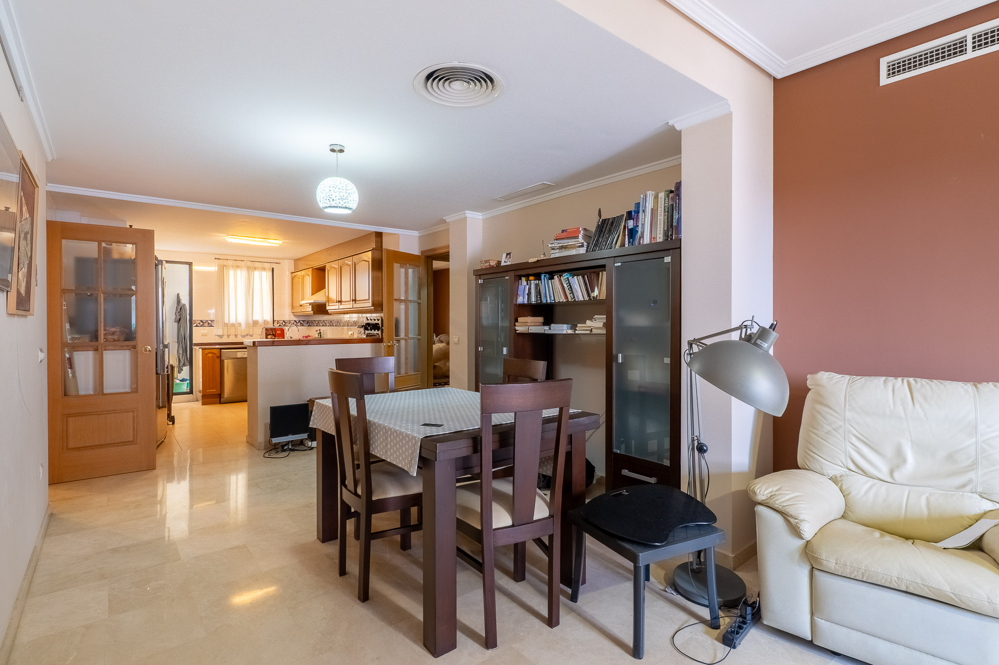 Woon-eetkamer met open keuken