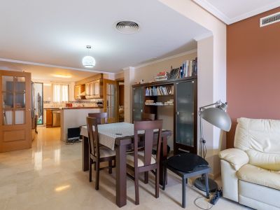 Woon-eetkamer met open keuken