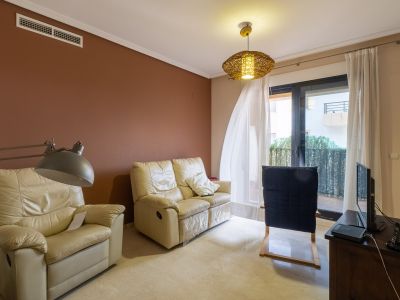 Woonkamer met toegang tot balkon