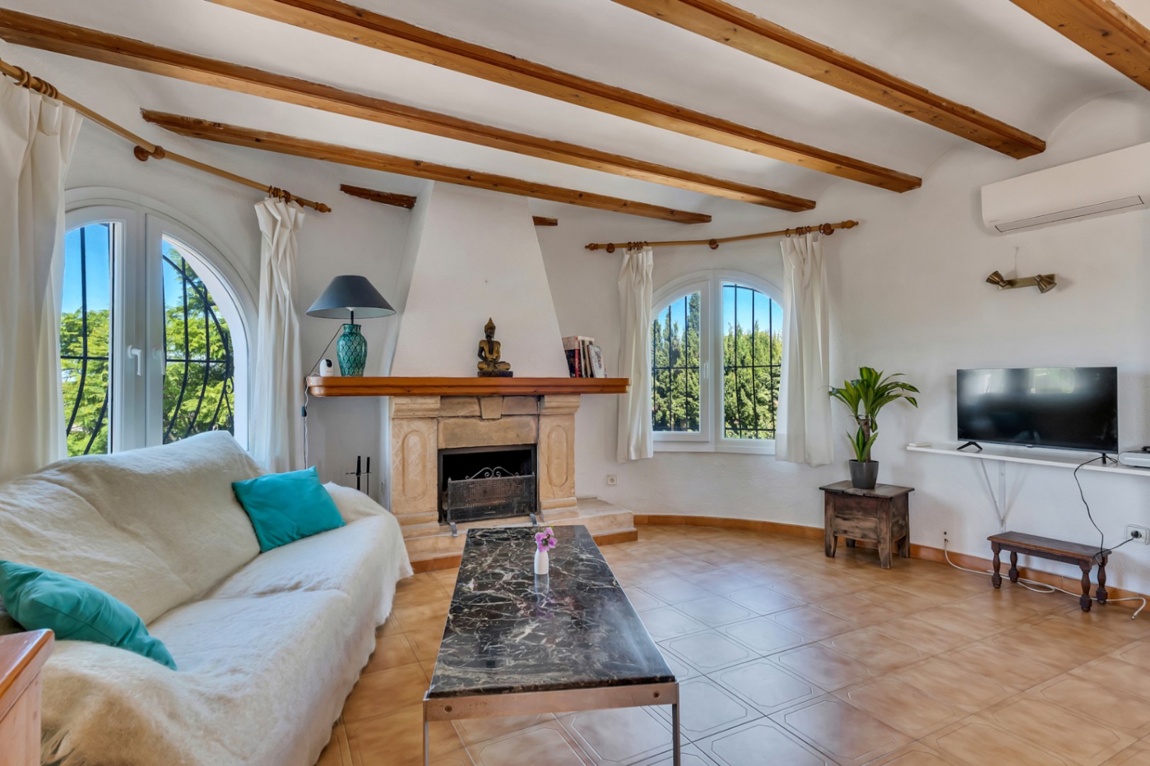 Woonkamer met open haard