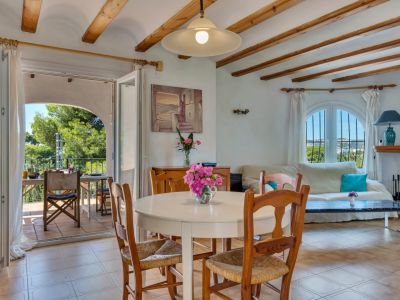 Woonkamer met toegang tot terras