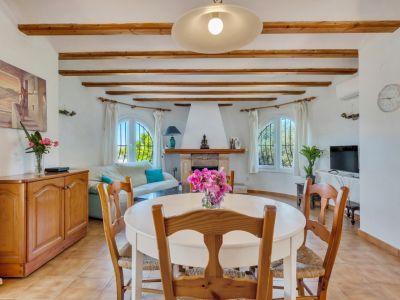 Woonkamer met open haard