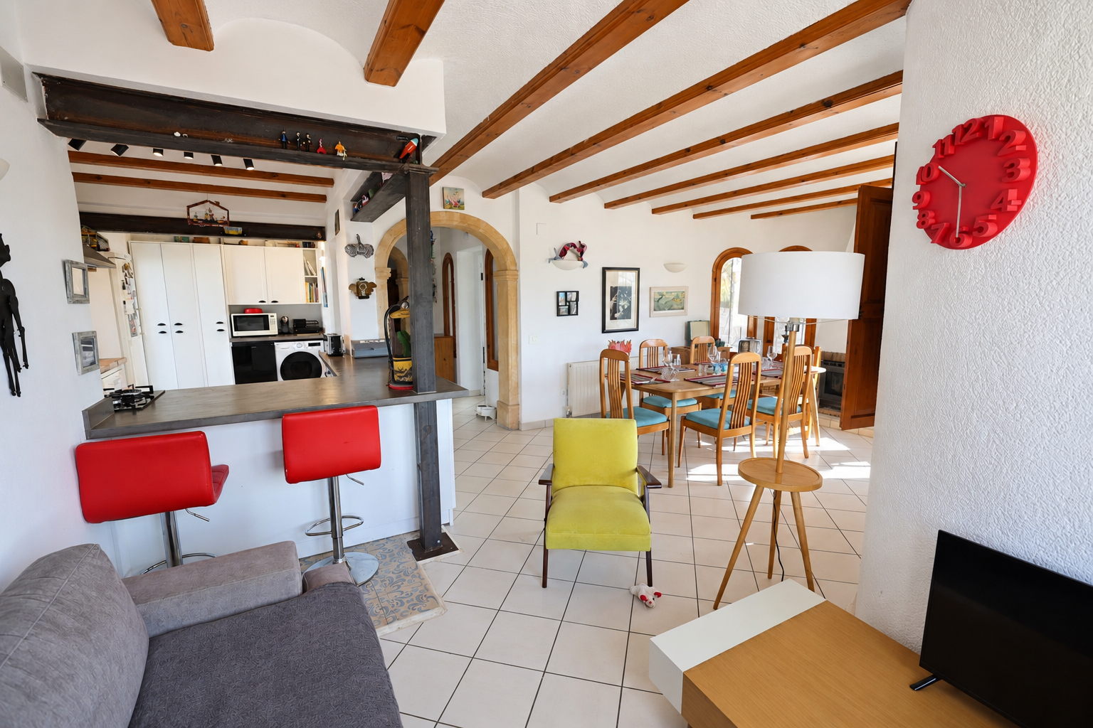 Woon-eetkamer met open keuken