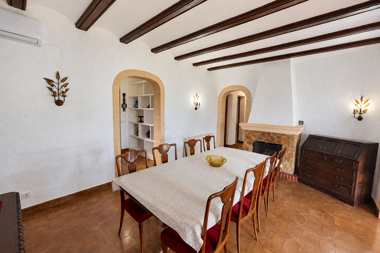 Eetkamer met open haard