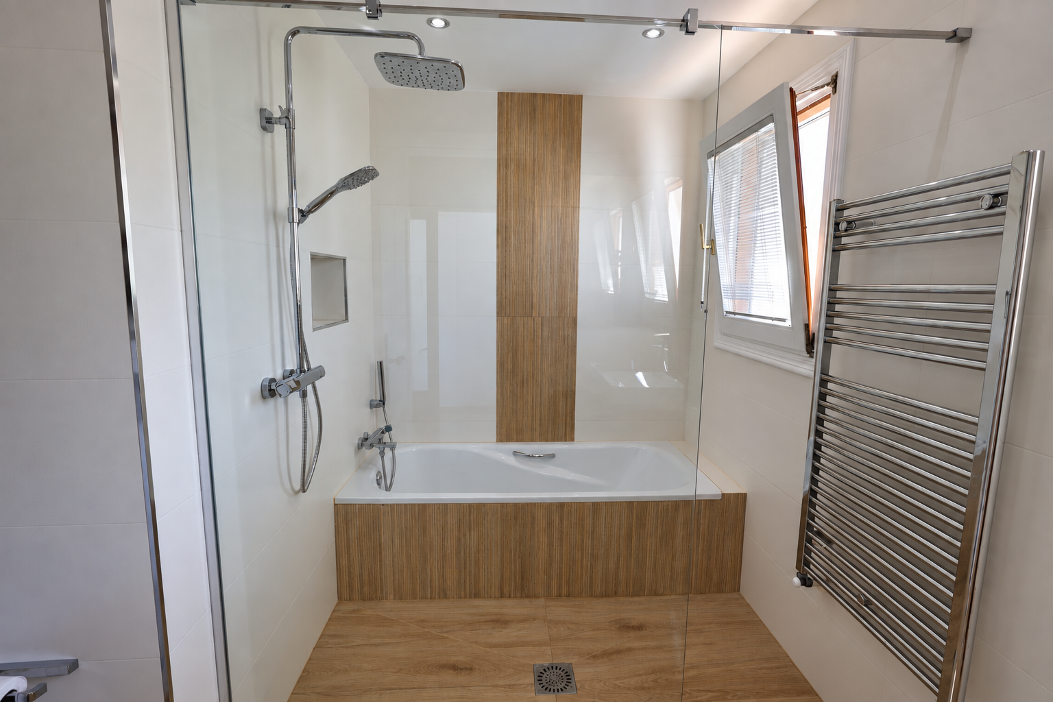 Badkamer met douche en bad