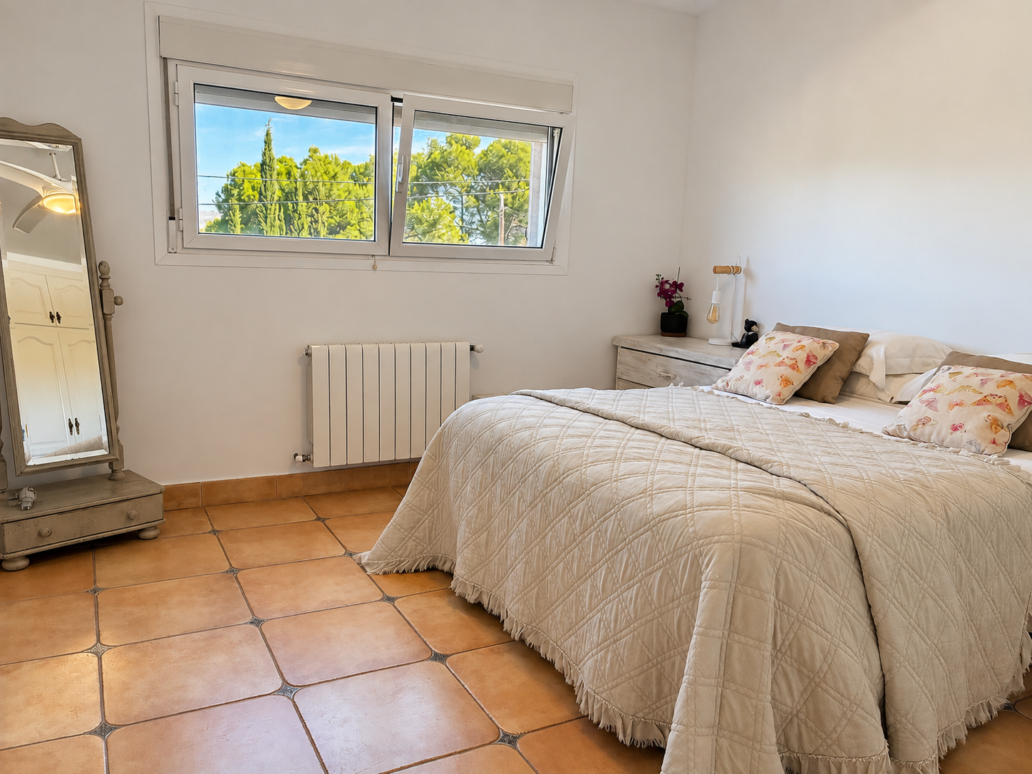 Slaapkamer met raam