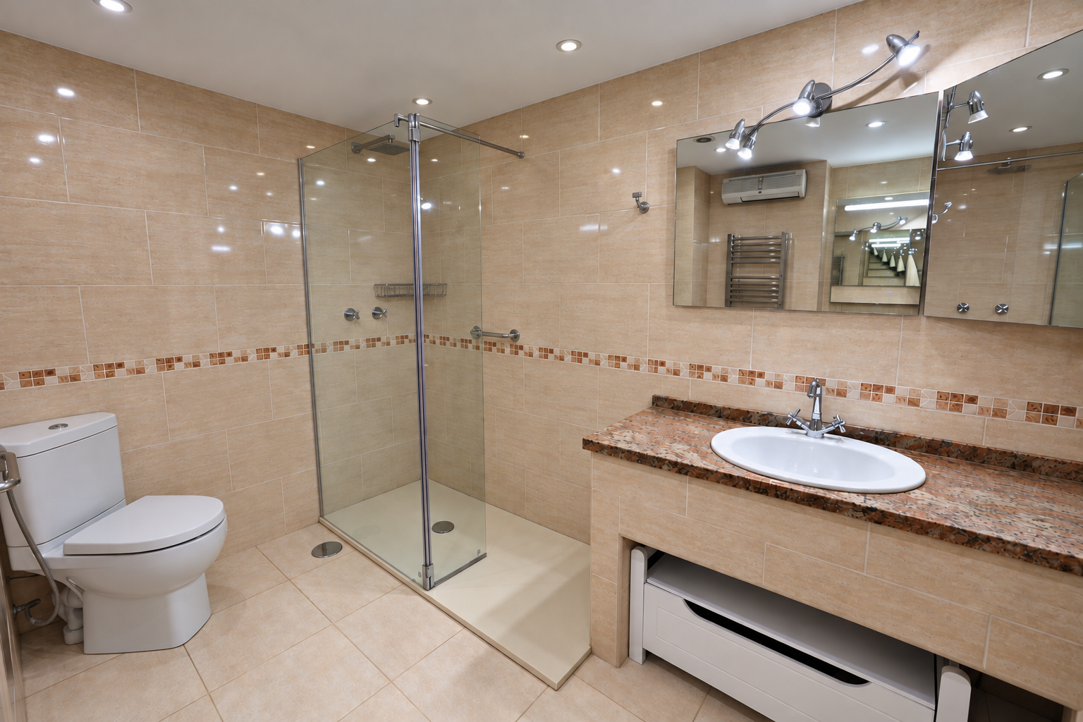 Badkamer met douche