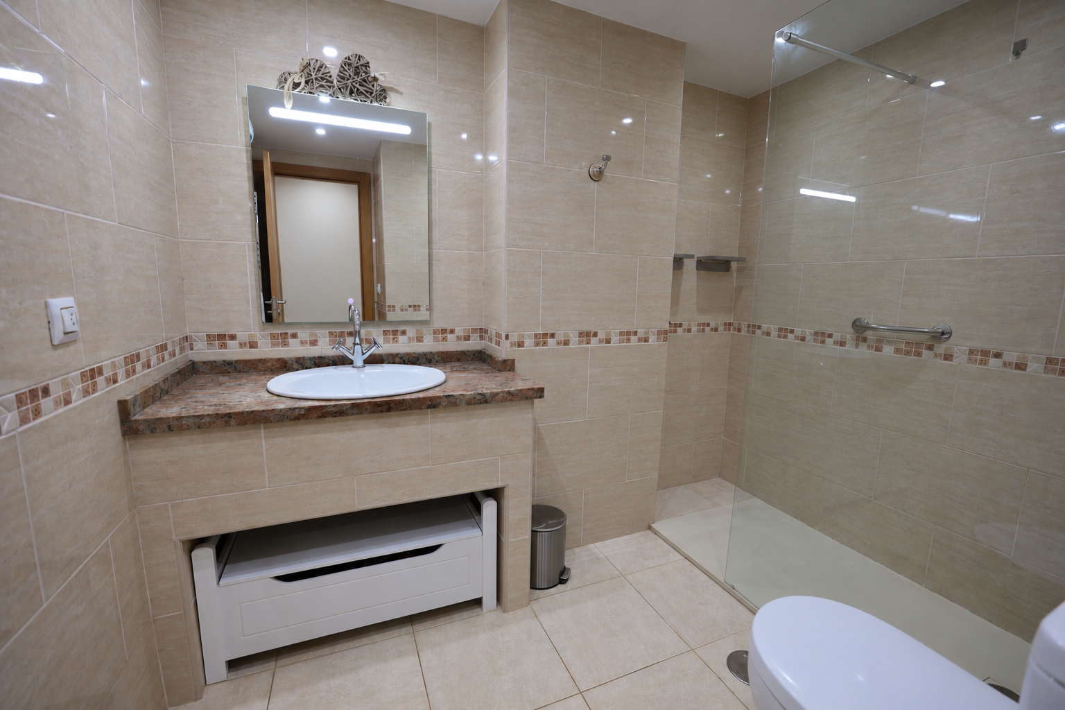 Badkamer met douche