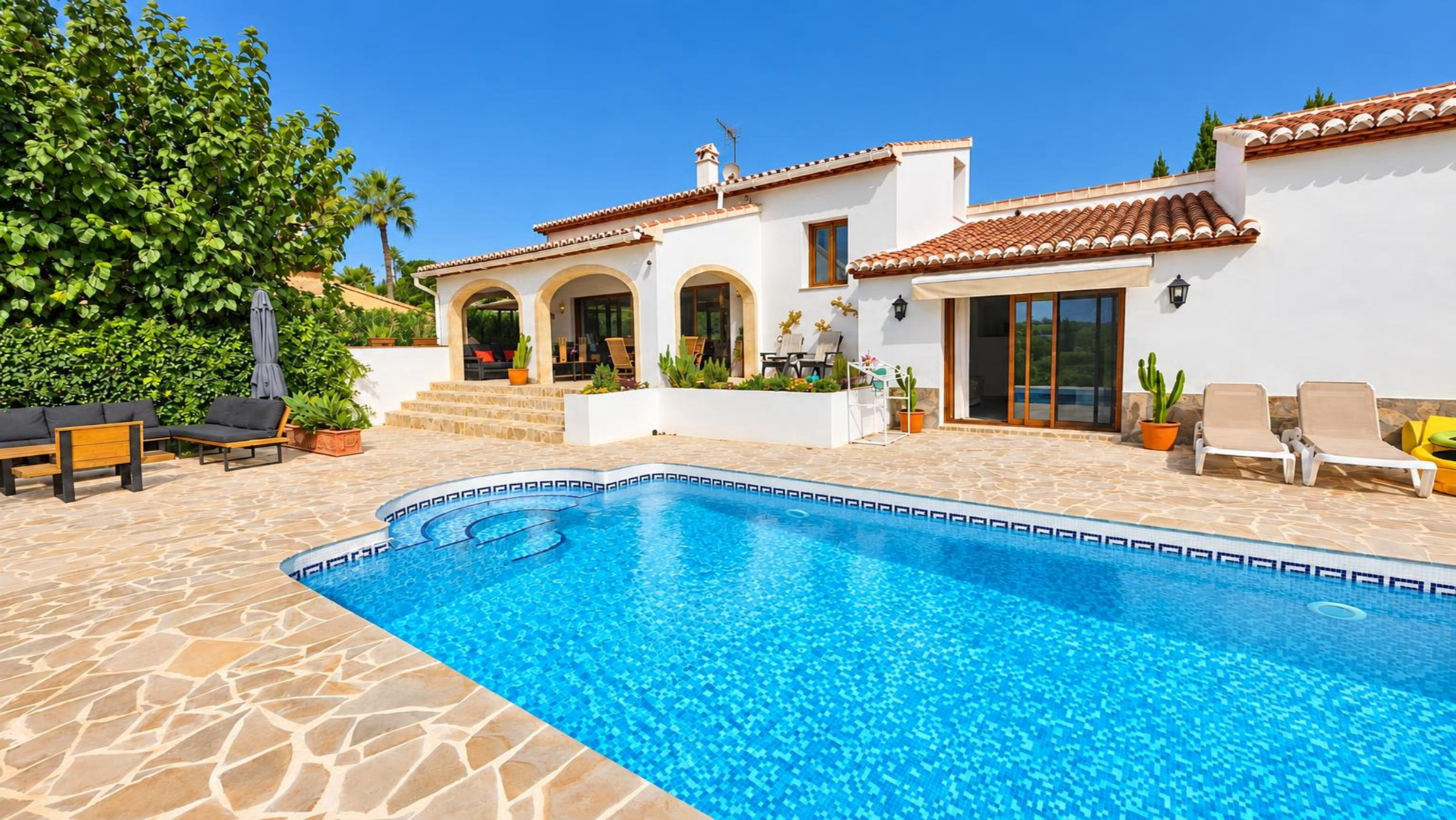 Volledig gerenoveerde villa te koop in Jávea, op enkele minuten lopen van het historisch centrum
