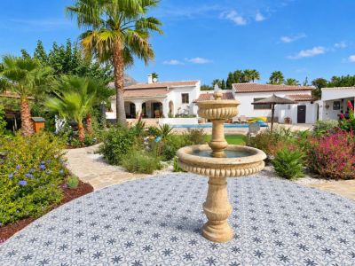Volledig gerenoveerde villa te koop in Jávea, op enkele minuten lopen van het historisch centrum