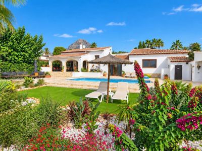 Volledig gerenoveerde villa te koop in Jávea, op enkele minuten lopen van het historisch centrum