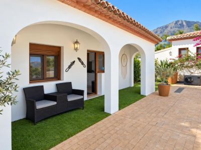 Volledig gerenoveerde villa te koop in Jávea, op enkele minuten lopen van het historisch centrum