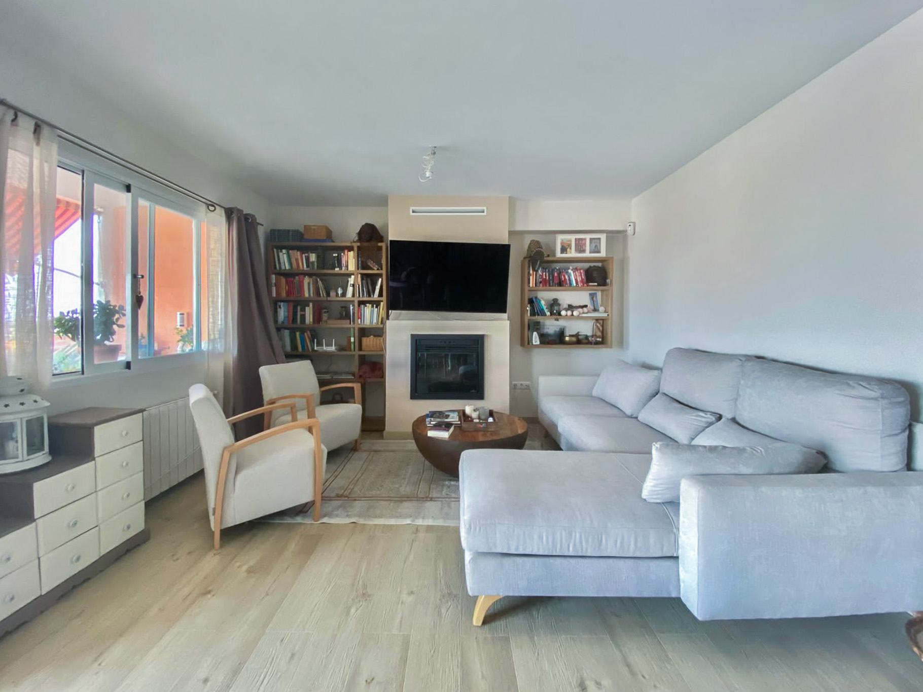 Woonkamer met open haard