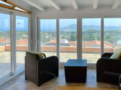 Glazen terras met panoramisch uitzicht