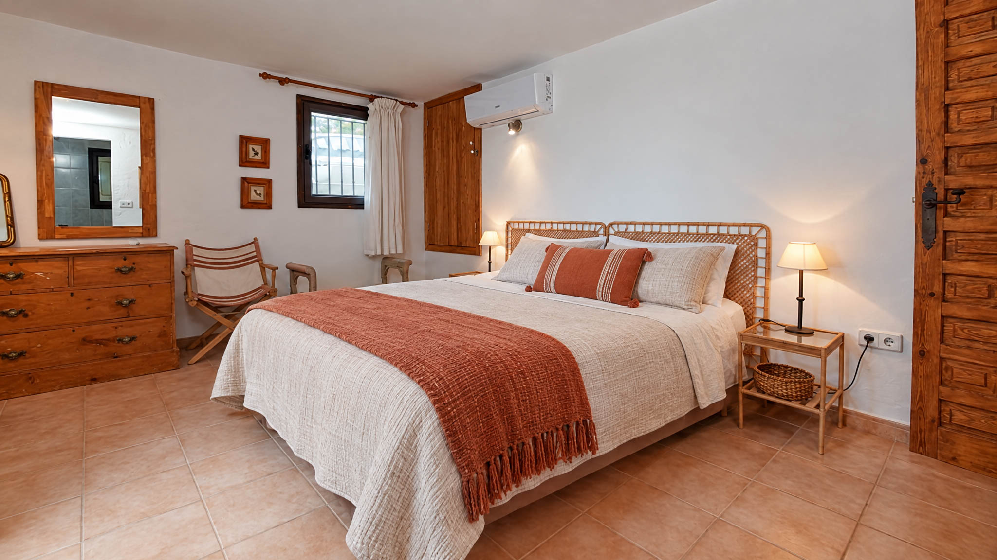 Charmante Villa met 4 Slaapkamers, Zeezicht en Zwembad in Jávea