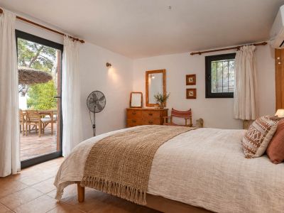Charmante Villa met 4 Slaapkamers, Zeezicht en Zwembad in Jávea