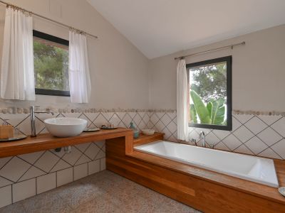 Charmante Villa met 4 Slaapkamers, Zeezicht en Zwembad in Jávea
