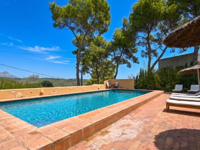Charmante Villa met 4 Slaapkamers, Zeezicht en Zwembad in Jávea