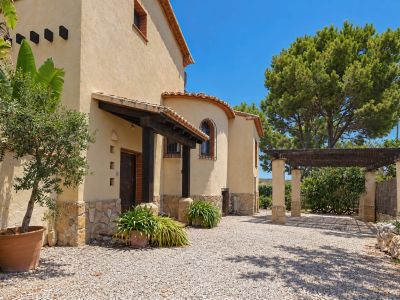 Charmante Villa met 4 Slaapkamers, Zeezicht en Zwembad in Jávea