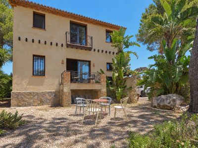 Charmante Villa met 4 Slaapkamers, Zeezicht en Zwembad in Jávea