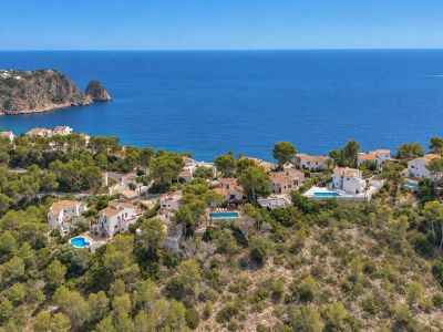 Charmante Villa met 4 Slaapkamers, Zeezicht en Zwembad in Jávea