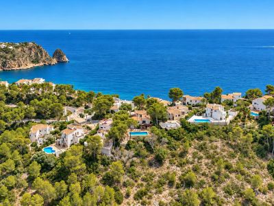 Charmante Villa met 4 Slaapkamers, Zeezicht en Zwembad in Jávea