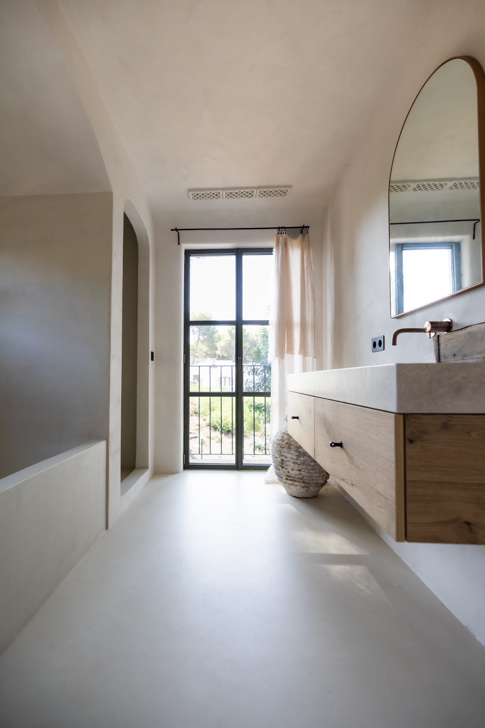 Badkamer met balkon